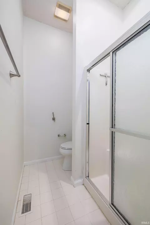 Bath - 2254 S Olde Mill Dr, Bloomington, IN 47401 photo 3 of 5