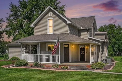 535 E Lincoln St, Millersburg, IN 46543