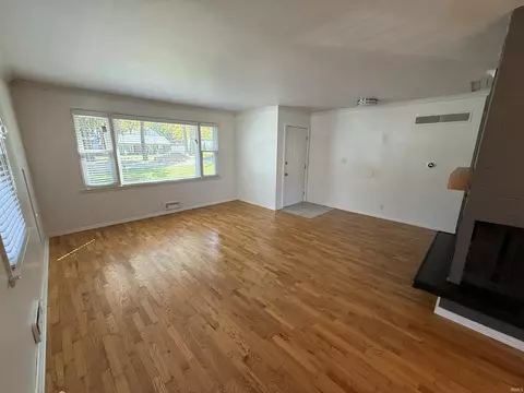 Living - 2425 Springfield Ave, Fort Wayne, IN 46805 photo 2 of 3