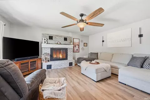 Living - 481 Delaware St, Wabash, IN 46992 photo 3 of 7