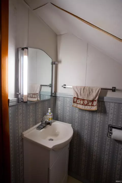 Bath - 3205 W Devon Rd, Muncie, IN 47304 photo 2 of 3