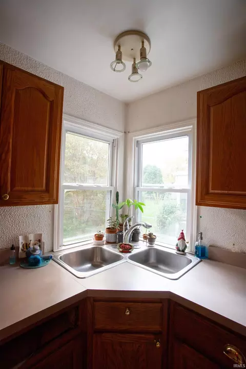 Kitchen - 3205 W Devon Rd, Muncie, IN 47304 photo 2 of 4