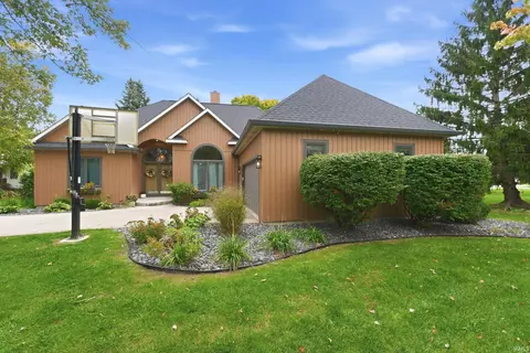 1916 S Woodfield Trl, Warsaw, IN 46580