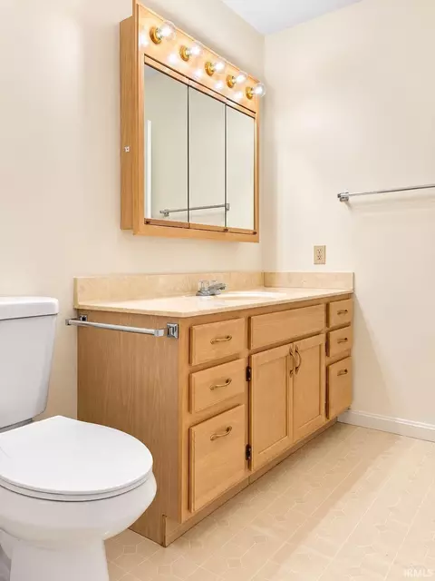 Bath - 3592 Manor Dr, Jasper, IN 47546 photo 4 of 6