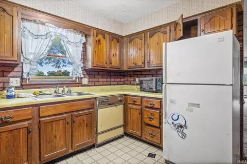 Kitchen - 7403 E 325 S, Bringhurst, IN 46913 photo 3 of 3