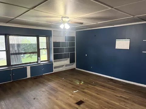 Living - 612 Hawpatch St, Lagrange, IN 46761 photo 2 of 3