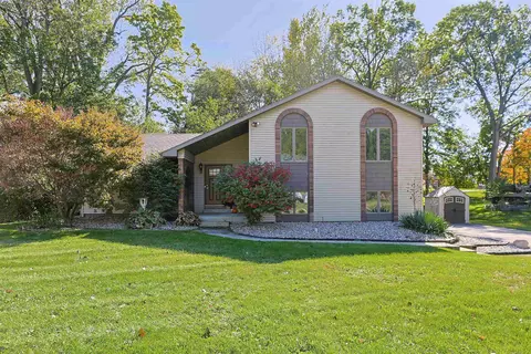 11044 E River Oaks Ln, Osceola, IN 46561
