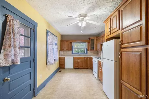 Entry Way - 304 E Main St, Flora, IN 46929 photo 1 of 2