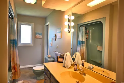 Bath - 1635 Justin St, Jasper, IN 47546 photo 1 of 1