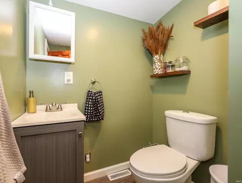 Bath - 706 S Wayne St, Hamilton, IN 46742 photo 2 of 4