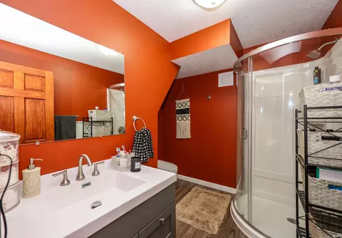 Bath - 706 S Wayne St, Hamilton, IN 46742 photo 3 of 4