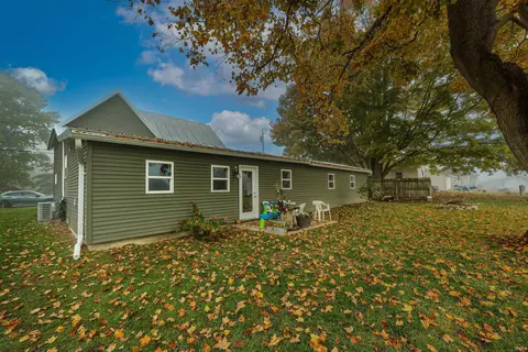 Exterior - 706 S Wayne St, Hamilton, IN 46742 photo 2 of 7