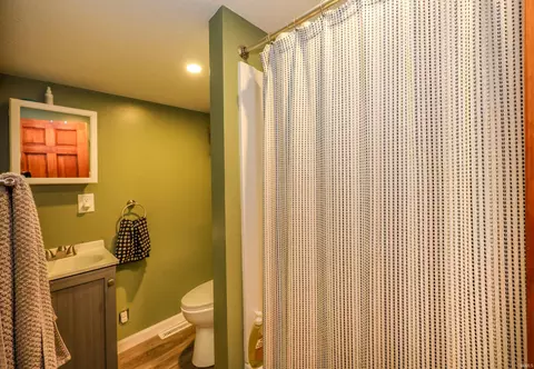 Bath - 706 S Wayne St, Hamilton, IN 46742 photo 1 of 4