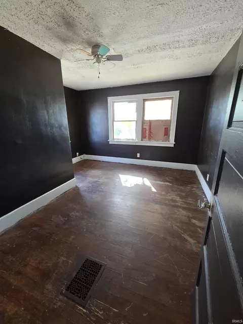 Bedroom - 1316 E Main St, Muncie, IN 47305 photo 2 of 3
