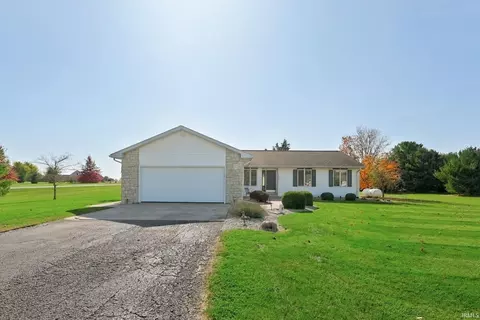 6230 E Crescent Ct, Churubusco, IN 46723