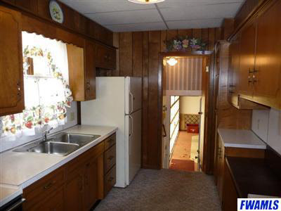 228 E Cherry St, Bluffton, IN 46714 photo 4