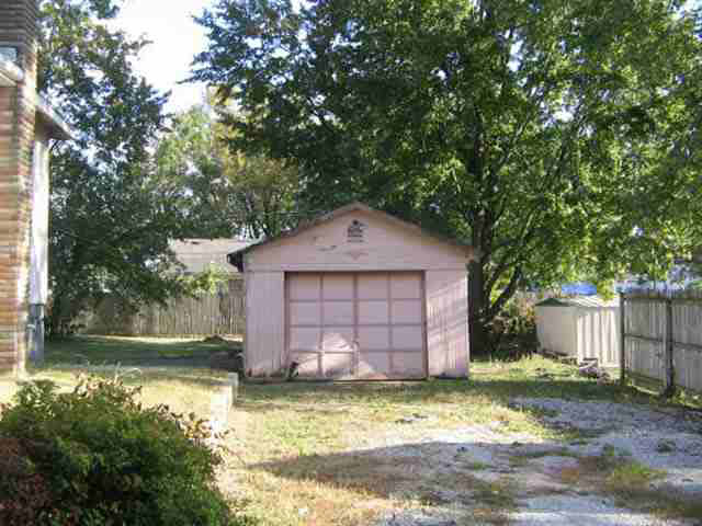 203 E Park St, Colfax, IN 46035 photo 2