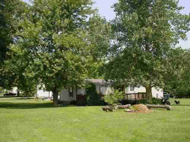 201 E Franklin St, Colfax, IN 46035 photo 2