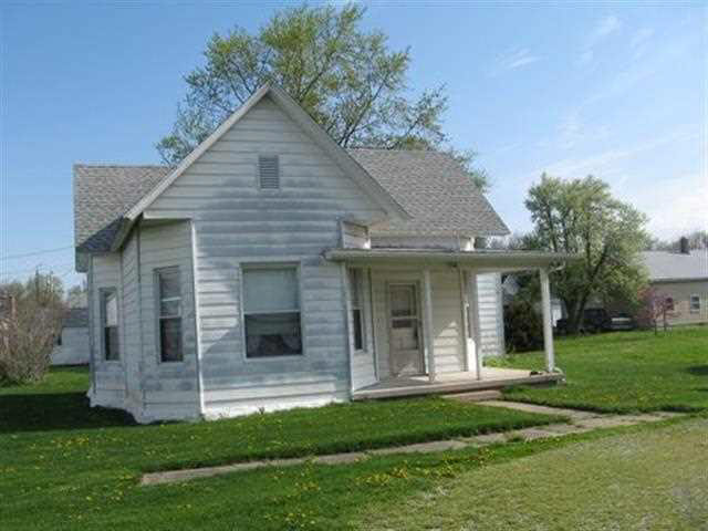506 W Johnson St, Wolcott, IN 47995 photo 2