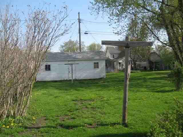 506 W Johnson St, Wolcott, IN 47995 photo 3