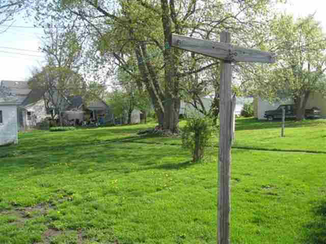 506 W Johnson St, Wolcott, IN 47995 photo 4