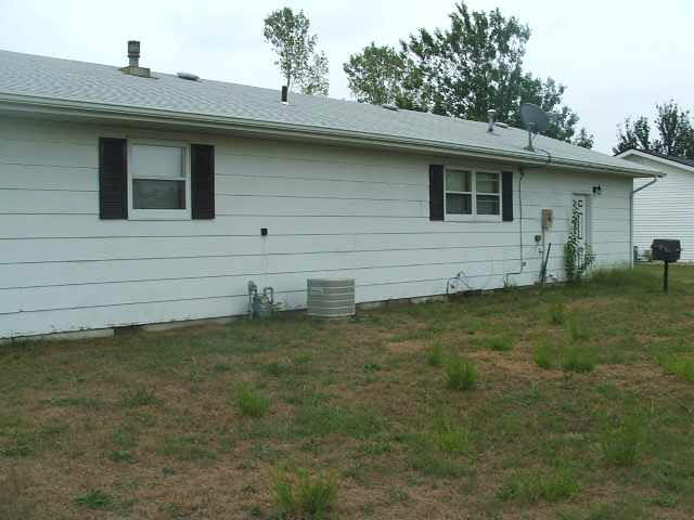709 Watson Dr, Olney, IL 62450 photo 2