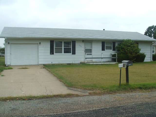 709 Watson Dr, Olney, IL 62450 photo 1