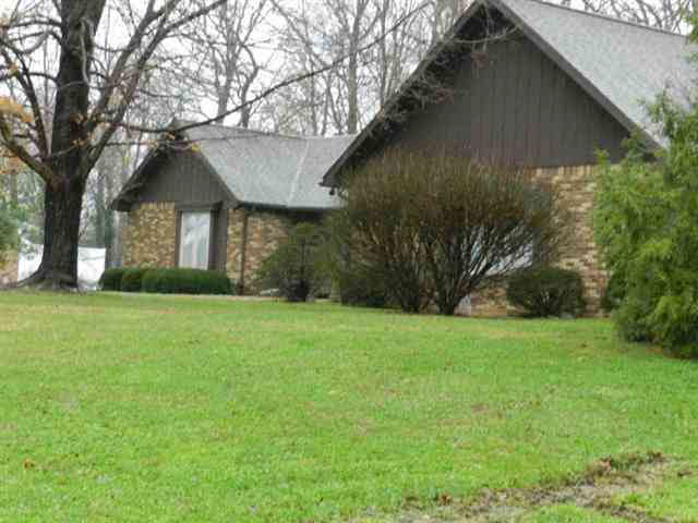 3587 E Diamond Dr, Vincennes, IN 47591 photo 2
