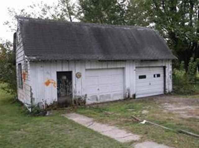 552 E John St, Plainville, IN 47568 photo 3