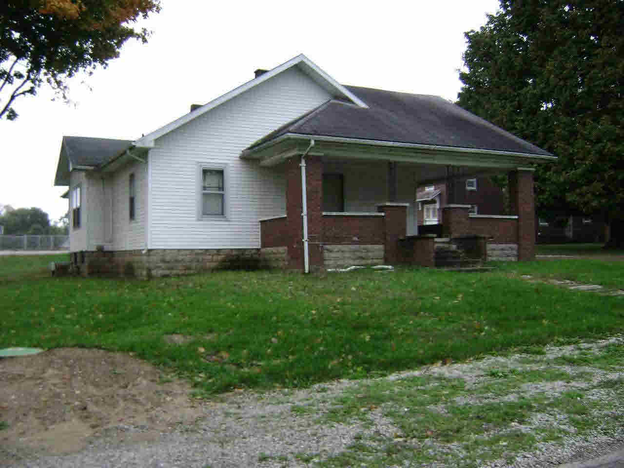 107 E Shipping St, Edwardsport, IN 47528 photo 2