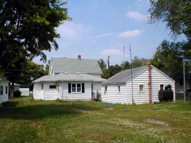 302 Jackson St, Ligonier, IN 46767 photo 2