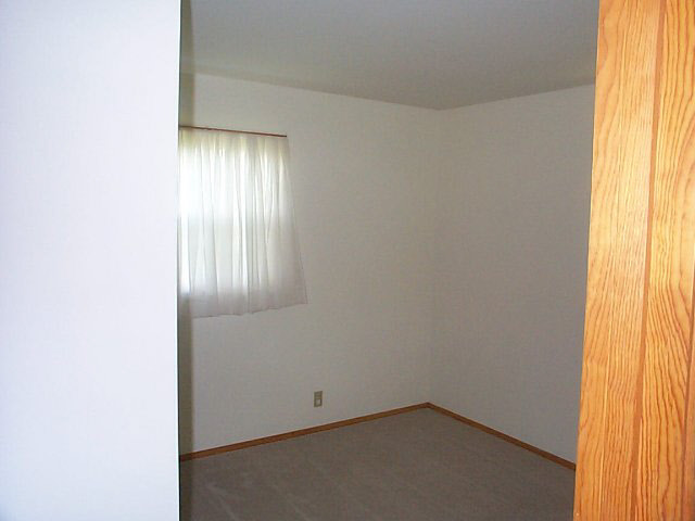 110 N James St, Butler, IN 46721 photo 5