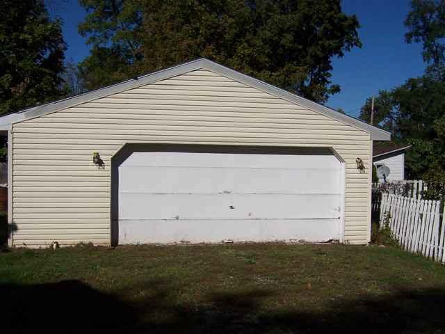 409 Williams St, Howe, IN 46746 photo 3