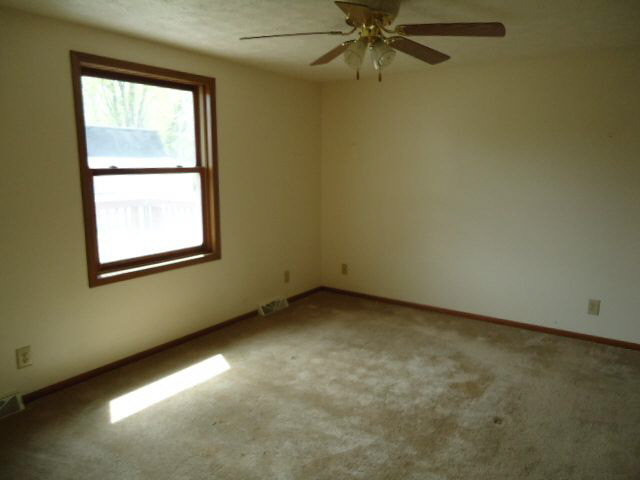 304 Washington St, Howe, IN 46746 photo 11