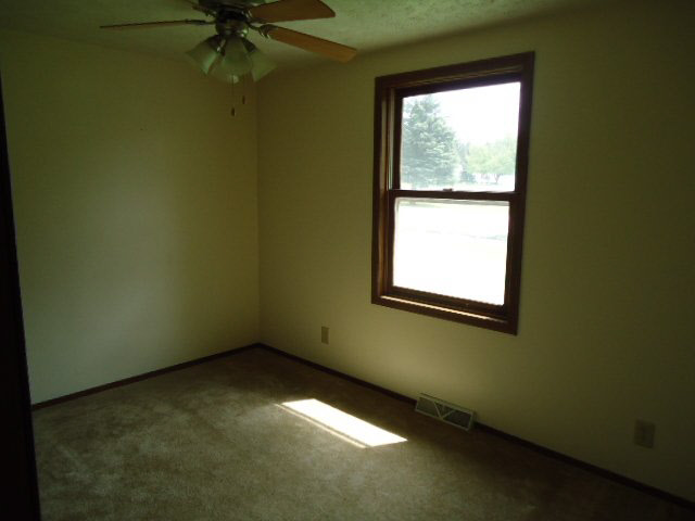 304 Washington St, Howe, IN 46746 photo 5