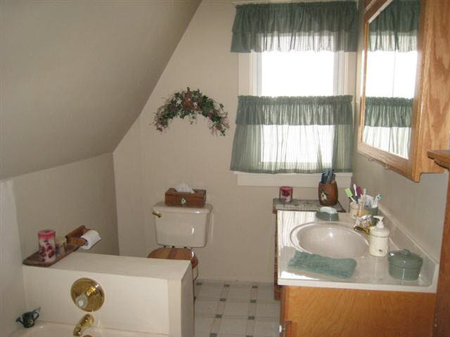 107 S Baxter St, Auburn, IN 46706 photo 8