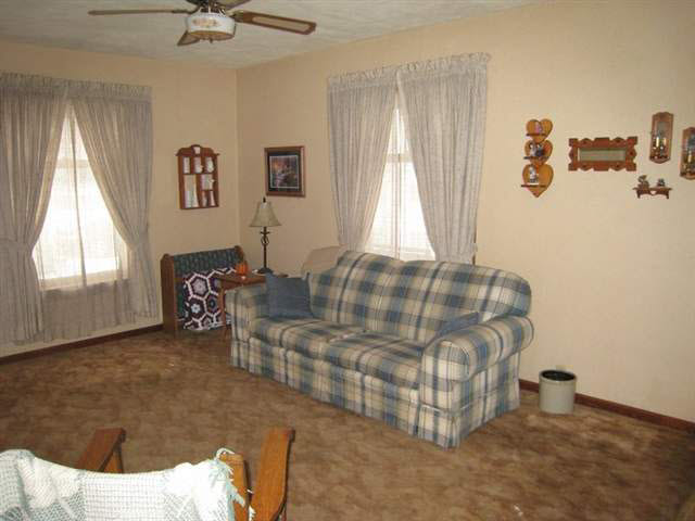 107 S Baxter St, Auburn, IN 46706 photo 4