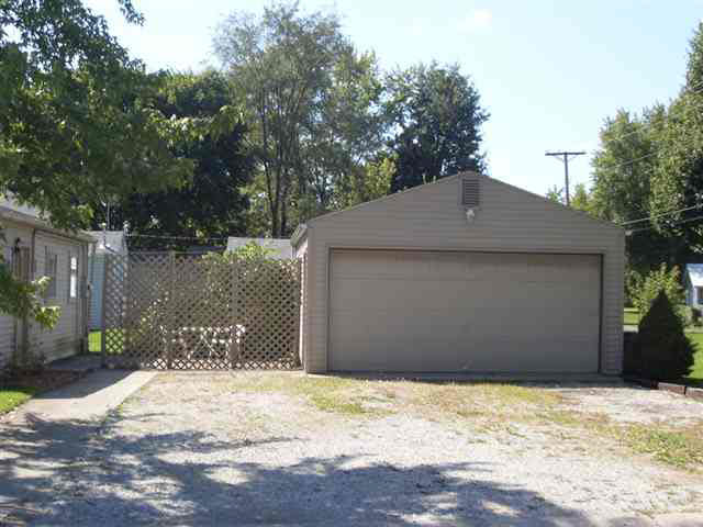 800 W Ensley Ave, Auburn, IN 46706 photo 2