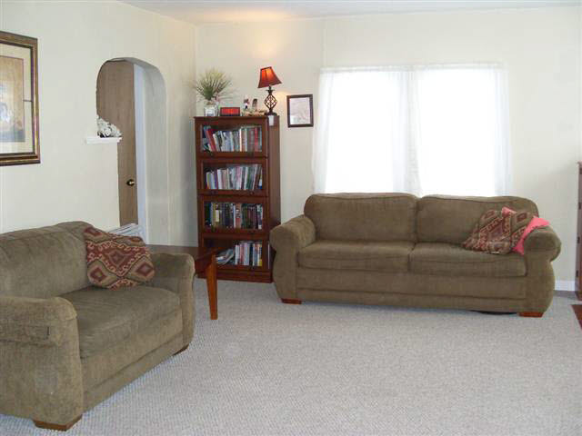 227 N Clark St, Auburn, IN 46706 photo 3