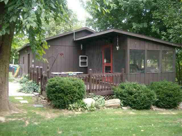 914 E Seneca St, Albion, IN 46701 photo 2