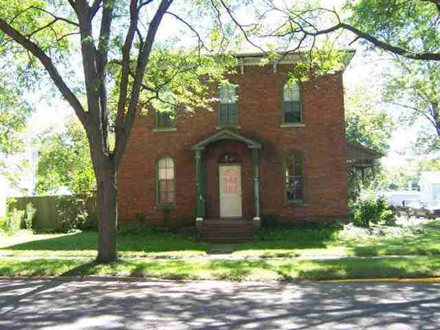 302 N Cedar St, Auburn, IN 46706 photo 2