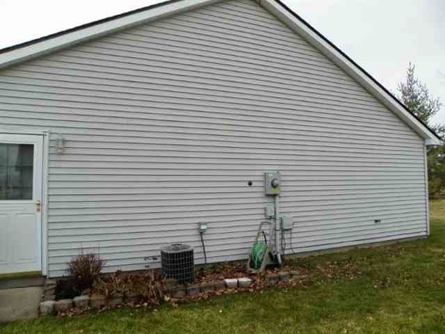 1002 Ashwood Dr, Auburn, IN 46706 photo 2