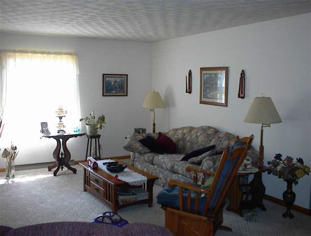 216 E Grove St, Kendallville, IN 46755 photo 2