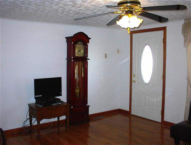 439 W Greenwood Dr, Kendallville, IN 46755 photo 3