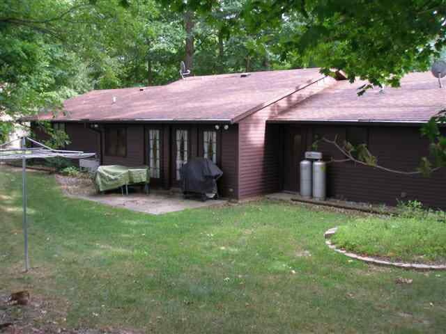 303 Woods Dr, Albion, IN 46701 photo 4