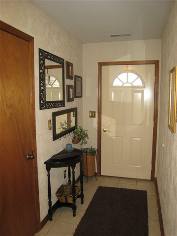 1104 Elm St, Auburn, IN 46706 photo 2