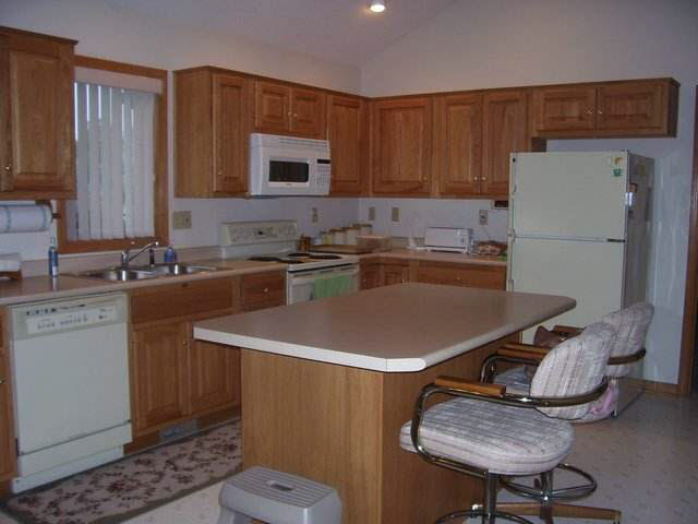 1300 Ashwood Dr, Auburn, IN 46706 photo 2