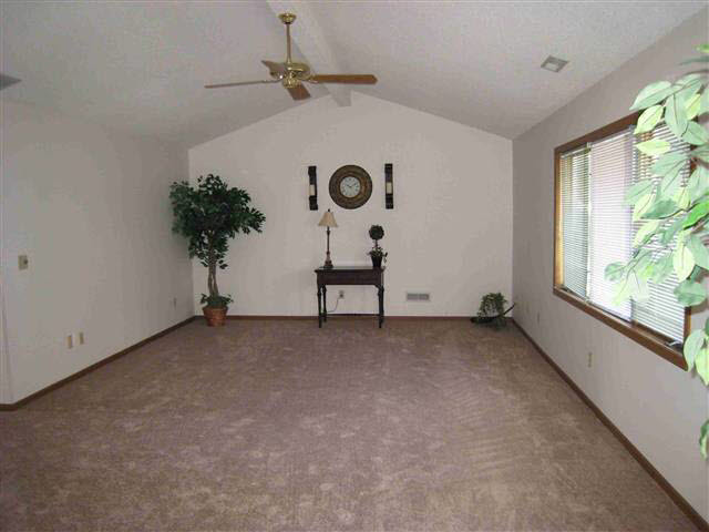 1001 Elm St, Auburn, IN 46706 photo 2