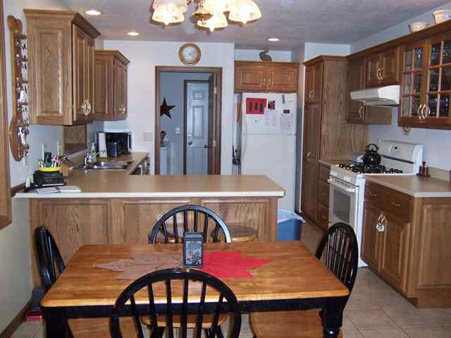204 S Walsh St, Garrett, IN 46738 photo 4