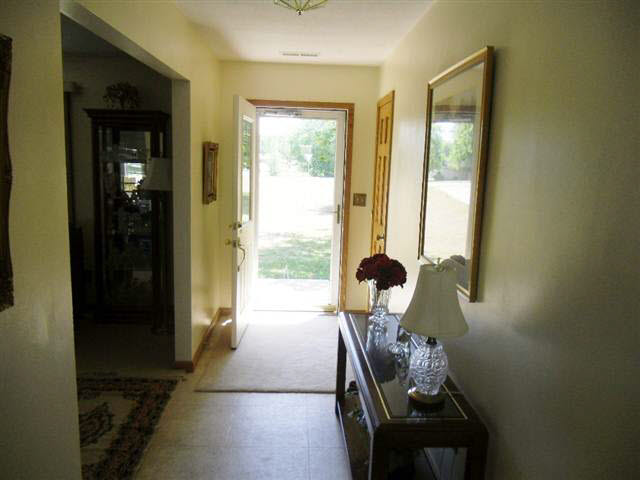 110 Crescent Ave, Kendallville, IN 46755 photo 2